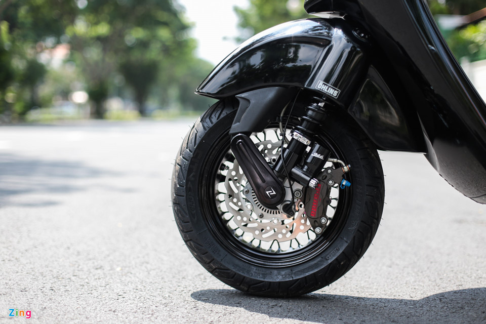 Hệ thống giảm xóc trước có thể tùy chỉnh độ cứng, đi kèm bình dầu cùng bộ phận chụp càng che phuộc đến từ Zelioni. Zelioni là hãng độ đồ chơi nổi tiếng của dòng xe Vespa được nhiều người Việt Nam ưa chuộng. Theo chủ xe, hệ thống phuộc mới nhẹ hơn so với phuộc gốc, giúp xe vận hành êm ái hơn. Hệ thống phanh trước và sau đến từ hãng Frando hiệu quả hơn.