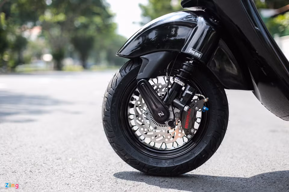 Hệ thống giảm xóc trước có thể tùy chỉnh độ cứng, đi kèm bình dầu cùng bộ phận chụp càng che phuộc đến từ Zelioni. Zelioni là hãng độ đồ chơi nổi tiếng của dòng xe Vespa được nhiều người Việt Nam ưa chuộng. Theo chủ xe, hệ thống phuộc mới nhẹ hơn so với phuộc gốc, giúp xe vận hành êm ái hơn. Hệ thống phanh trước và sau đến từ hãng Frando hiệu quả hơn.