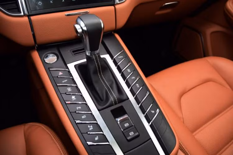 Mặc dù chưa ra mắt chính thức và công bố rộng tãi, nhưng bản phác thảo thiết kế bên trong được cho là của mẫu xe Zotye Meet 3 này cho thấy xe sử dụng nội thất với da nâu, gỗ giả. Các nút bấm và lỗ thông hơi máy lạnh và cả các chi tiết bên trong cũng cố làm giống mẫu xe sang Range Rover, nhưng độ hoàn thiện thì chỉ ở mức độ hạng trung.