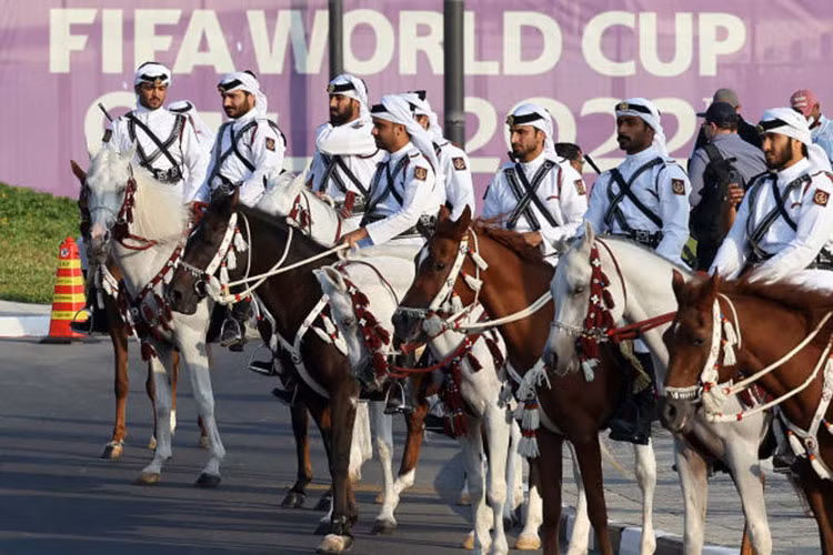 Cụ thể, cảnh sát giao thông Qatar sẽ dùng xe được sơn màu xanh dương, trắng và vàng. Trên thân xe còn có thêm dòng chữ "Traffic", có nghĩa là "giao thông". Trong khi đó, lực lượng cảnh sát cứu hộ (Al Fazaa) dùng xe sơn màu đen và trắng. Tiếp đến là lực lượng an ninh nội vụ (Lekhwiya) với xe sơn màu đỏ và vàng.