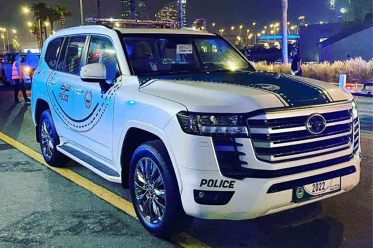 Nissan Patrol không phải là mẫu SUV cỡ lớn duy nhất được cảnh sát Qatar sử dụng. Bên cạnh đó, còn có Toyota Land Cruiser. Đây cũng là một trong những mẫu xe phổ biến nhất được cảnh sát Qatar tin dùng. Sở dĩ cảnh sát Qatar dùng nhiều xe Toyota Land Cruiser vì mẫu SUV cỡ lớn này vừa rộng rãi vừa đáng tin cậy.