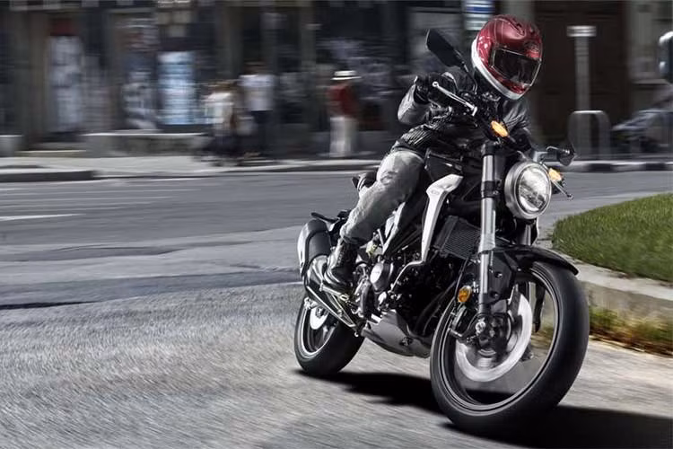 Tại thị trường Thái Lan, Honda CB300R 2018 sẽ được phân phối với 3 phiên bản màu lựa chọn bao gồm: Đỏ, Bạc, Đen. Giá của mẫu xe này được ước chừng vào khoảng 105 triệu đồng, sẽ chính thức lên kệ trong tháng 2/2018 tại thị trường Thái Lan và Canada.