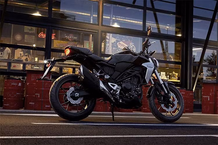 Nếu đặt lên bàn cân so sánh cùng các đối thủ trong cùng phân khúc như Kawasaki Z300, Yamaha MT-03 hay BMW G310R, thì Honda CB300R 2018 có hơi yếu về mặt sức mạnh. Nhưng với thiết kế ngoại hình nổi trội và các trang bị hấp dẫn, chắc chắn nó sẽ là mẫu xe gây ấn tượng tại thị trường Đông Nam Á.