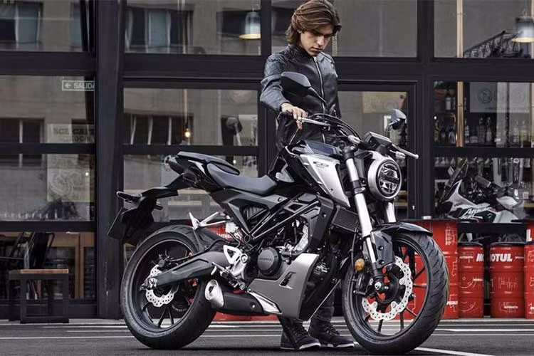 Sau khi ra mắt ại triển lãm EICMA 2017, Honda đã mang đến mẫu naked-bike CB-series danh tiếng - Honda CB300R 2018 mới đến thị trường Đông Nam Á, cụ thể là Thái Lan nhằm cạnh tranh với các đối thủ cùng phân khúc xe môtô cỡ nhỏ 300cc, đặc biệt là Yamaha MT-03.