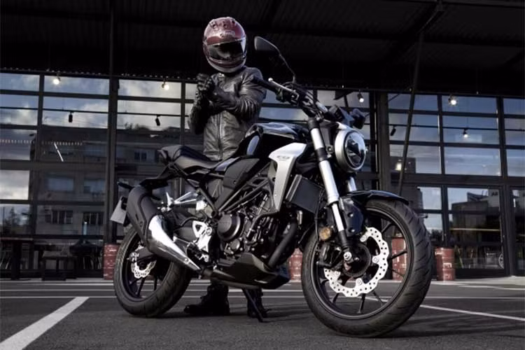 Để cắt giảm chi phí bảo dưỡng, hãng xe máy Honda đã thiết kế động cơ với ít bộ phận động. Theo hãng Honda, động cơ tiêu thụ lượng xăng trung bình 30,2 km/lít (3,3 lít/100 km). Với bình nhiên liệu 10 lít, Honda CB300R 2018 có thể chạy hết quãng đường hơn 300 km sau khi được đổ đầy xăng.