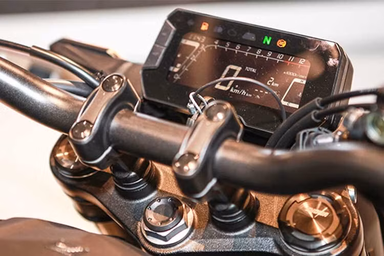 CB300R phiên bản 2018 được trang bị đồng hồ hiển thị dạng LCD hoàn toàn mới, với chức năng hiển thị cấp số, đèn báo sang số... Các nút bấm của xe khá tiện dụng và dễ dàng sử dụng do không có gì thay đổi so với những đàn anh môtô mới hiện nay của gia đình Honda. 