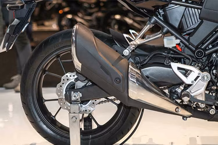 Hệ thống giảm xóc sau dạng đơn tùy chỉnh 5 cấp cùng bộ mâm đa chấu 17 inch thiết kế hình chữ Y nằm trong lốp Dunlop có kích thước 110/70R-17 trước và 150/60R-17 sau, phanh đĩa đơn sau kèm ABS. hệ thống ống xả mới thiết kế đẹp hơn với hai mãu đen và sáng mạ crom đầy ấn tượng.