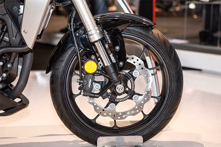 Tương tự ddàn em Honda CB150R Exmotion, CB300R phiên bản 2018 cũng sở hữu cặp phuộc hành trình ngược đường kính 41 mm của Showa. Hệ thống phanh ABS 2 kênh với bộ phanh đĩa đơn đường kính 296 mm ở phía trước cùng với kẹp phanh 4 pistoncủa Nissin.