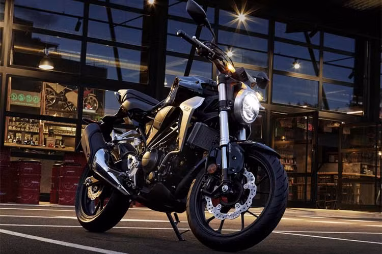 Sở hữu thiết kế phong cách "Neo Sports Cafe" giống đàn anh CB1000R, CB300R sẽ là đối thủ nặng ký trong phân khúc naked-bike 300cc. Không những sở hữu thiết kế hấp dẫn, xe cũng được trang bị các công nghệ ấn tượng so với một mẫu xe 300 phân khối dành cho người mới chơi. 