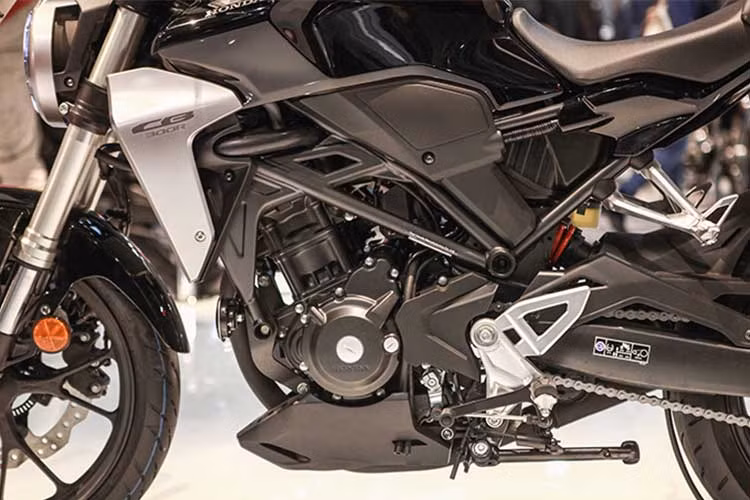 Trái tim" của Honda CB300R 2018 là động cơ xy-lanh đơn, DOHC, phun xăng trực tiếp, dung tích 300 phân khối. Động cơ cho công suất tối đa 31 mã lực tại tua máy 8.500 vòng/phút và mô-men xoắn cực đại 27,5 Nm tại tua máy 7.500 vòng/phút. Kết hợp với động cơ là hộp số 6 cấp.