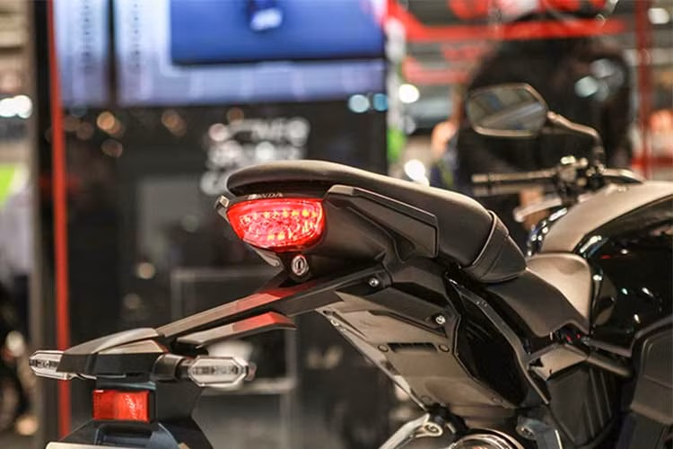 Yên xe cao 799 mm dạng lêinf mềm vừa đủ cho hai người, trọng tâm người lái thấp trong khi trọng lượng đạt 143 kg. Hệ thống đèn chiếu sáng phía sau cùng xi nhan dạng Led, pad biển số được đặt phía dè sau kéo dài tạo cảm giác gầm xe cao hơn và khá ấn tượng.