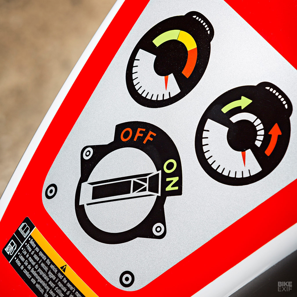 Điểm nổi bật của bản độ chính là màu sơn và decal. Xưởng độ Lucky Cat liên kết với nhóm thiết kế Machine 17 và Venom Design ở London để tạo ra màu sơn đặc biệt. Màu sắc và decal được phối theo đúng phong cách của phi thuyền đồ chơi Sonicon Rocket.