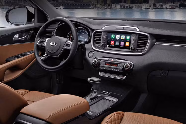 Vô-lăng là loại 4 chấu, cần gạt số và cụm đồng hồ lái kiểu mới. Xe được lắp đặt hệ thống thông tin giải trí mới với màn hình cảm ứng 8.0 inch, tính năng định vị TomTom, kết nối Apple CarPlay/Android Auto và cổng sạc điện thoại không dây. Ngoài ra, xe cũng có thêm hệ thống âm thanh tùy chọn Harman/Kardon 10 loa với công suất 640W.