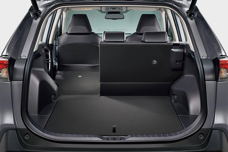 Toàn bộ các bản trang bị của mẫu crossover cỡ C này đều có hệ thống Toyota Safety Sense tiêu chuẩn tại thị trường Nhật Bản. Hệ thống này bao gồm tính năng phát hiện người đi bộ (ngày/đêm), phát hiện người đạp xe (ban ngày), kiểm soát hành trình bằng radar, hỗ trợ đánh lái về đúng làn đường và nhận diện biển báo giao thông.