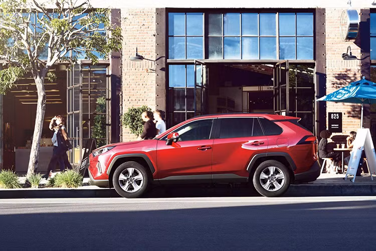 Bên cạnh 2 tùy chọn động cơ, khách hàng Nhật Bản có thể mua 1 trong 6 bản trang bị của Toyota RAV4 2019, bao gồm X, G, Z Package, Adventure, Hybrid X và Hybrid G. Trong đó, bản Adventure có những trang bị riêng như lưới tản nhiệt, cản trước, tấm ốp bảo vệ gầm dưới đầu xe hay bộ vành nhôm 19 inch. Những trang bị này giúp cải thiện hình ảnh xe việt dã cho Toyota RAV4 Adventure 2019.