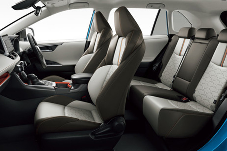 Bên trong Toyota RAV4 2019 tại Nhật Bản có những trang bị đáng chú ý như ghế sau gập 6:4 và sàn khoang hành lý có thể chỉnh chiều cao theo 2 mức. Khoang hành lý của mẫu xe này có thể tích 540 lít. 