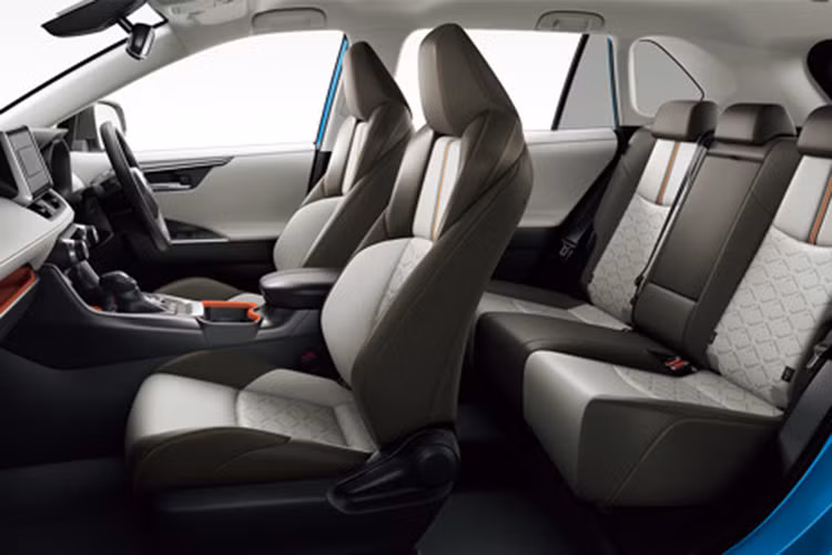 Bên trong Toyota RAV4 2019 tại Nhật Bản có những trang bị đáng chú ý như ghế sau gập 6:4 và sàn khoang hành lý có thể chỉnh chiều cao theo 2 mức. Khoang hành lý của mẫu xe này có thể tích 540 lít. 