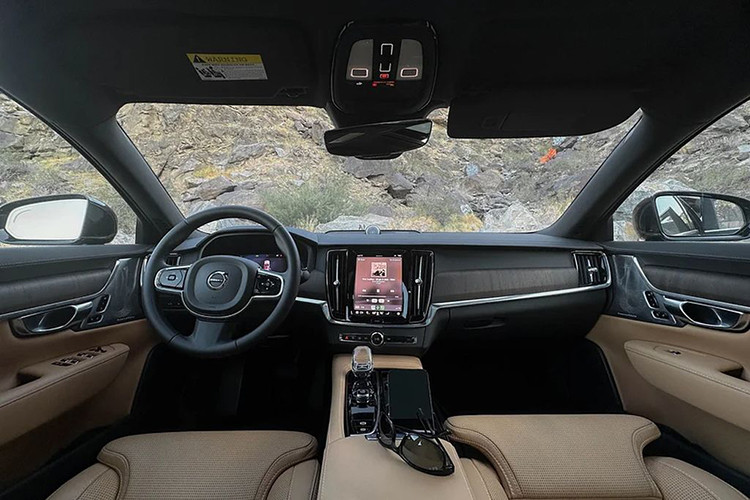 Một số thay đổi nhỏ ở ngoại thất của xe có: phần bánh trước bên trái được trang bị thêm hệ thống cổng sạc điện tương tự như XC60 Recharge hay XC90 Recharge và bộ mâm 19 inch với thiết kế hoàn toàn mới lần đầu tiên xuất hiện tại Việt Nam.