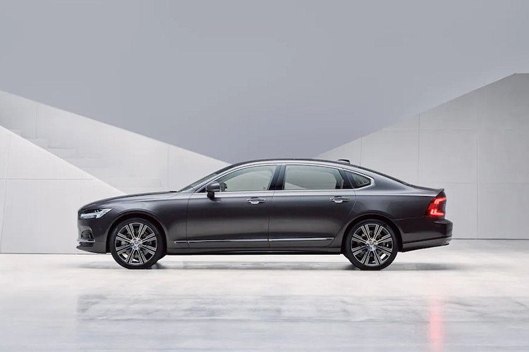 So với Volvo S90 Ultimate hiện hành, thiết kế nội/ngoại thất của phiên bản PHEV không có quá nhiều thay đổi. Cụ thể, Volvo S90 Recharge Ultimate bản PHEV vẫn được trang bị lưới tản nhiệt mạ crôm tích hợp camera trước của hệ thống camera 360...