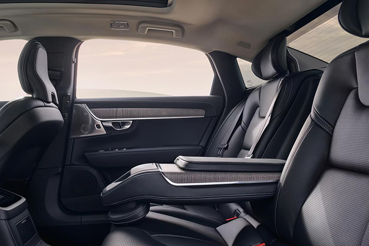 Xe được trang bị màn hình 9,7inch có kết nối Apple Carplay cùng 19 loa Bowers &amp; Wilkins cho công suất lên tới 1.410W. Hàng ghế sau, Volvo S90 Recharge Ultimate được tích hợp bộ điều khiển cho phép điều chỉnh ghế phụ phía trước tiến lùi, đóng mở rèm cửa sổ và che nắng phía sau cũng như cửa sổ trời Panorama hoàn toàn bằng điện.