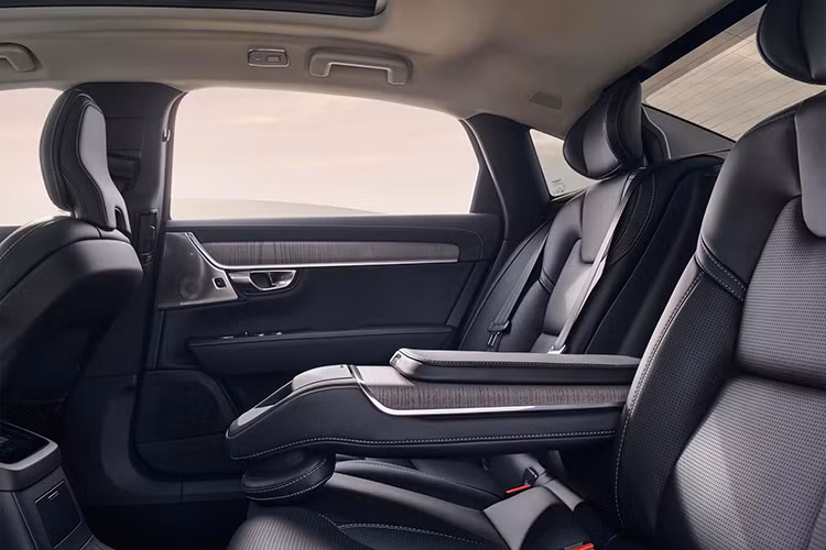 Xe được trang bị màn hình 9,7inch có kết nối Apple Carplay cùng 19 loa Bowers &amp; Wilkins cho công suất lên tới 1.410W. Hàng ghế sau, Volvo S90 Recharge Ultimate được tích hợp bộ điều khiển cho phép điều chỉnh ghế phụ phía trước tiến lùi, đóng mở rèm cửa sổ và che nắng phía sau cũng như cửa sổ trời Panorama hoàn toàn bằng điện.