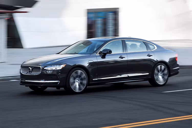 Theo tư vấn bán hàng, những chiếc sedan hạng sang Volvo S90 Recharge Ultimate dự kiến sẽ được bàn giao tại Việt Nam trong quý II-III năm nay.