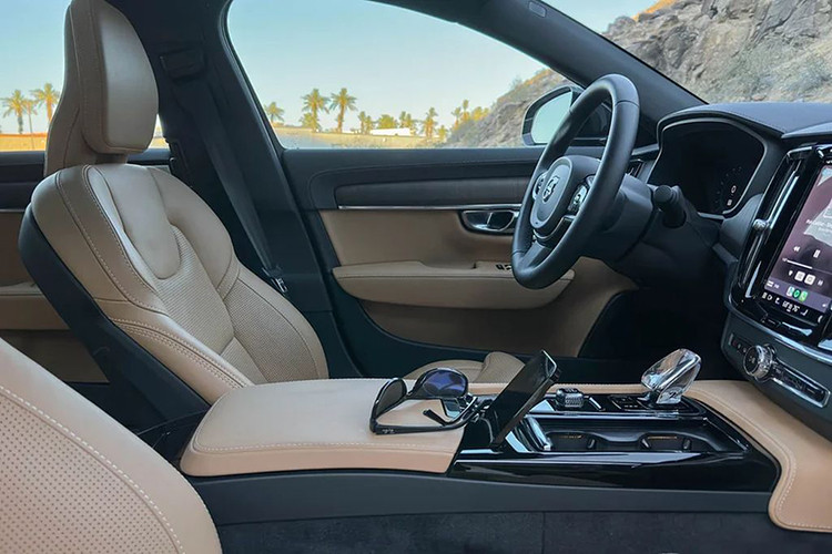 Bên trong cabin, Volvo S90 Recharge Ultimate mang đến cảm giác sang trọng với hệ thống ghế ngồi được bọc da Fine Nappa, ốp gỗ Grossy Black ở bệ tì tay và cần số pha lê Orrefors chế tác thủ công từ Thụy Điển.