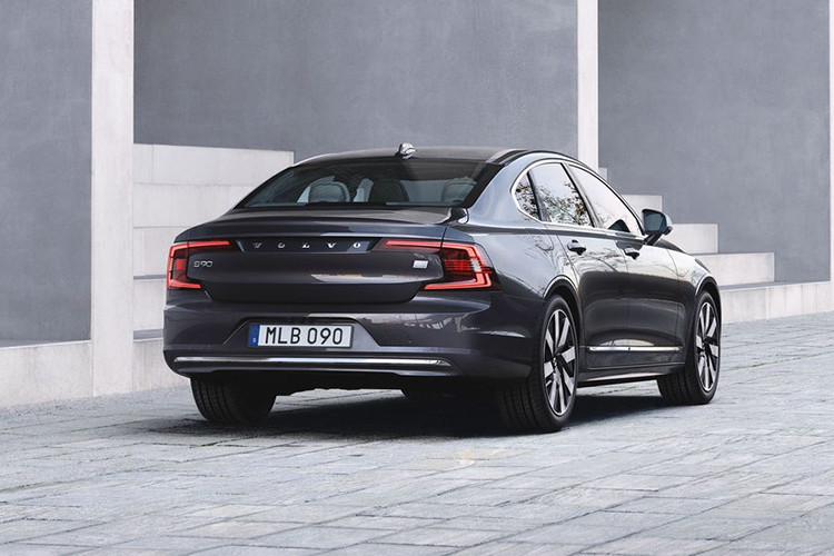 Giá xe Volvo S90 Recharge Ultimate 2024 dự kiến khoảng 2,89 tỷ đồng. Trước đó, thông tin được đăng tải trên trang Cục Đăng Kiểm Việt Nam cho thấy Volvo S90L Recharge Ulitimate sẽ sử dụng hệ truyền động plug-in hybrid, với mức tiêu thụ nhiên liệu chỉ 1,4 lít/ 100km.
