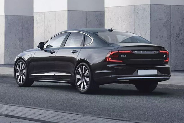 Tại thị trường quốc tế, Volvo S90L Recharge Ultimate sử dụng kết hợp giữa động cơ xăng 2.0L và mô-tơ điện đi kèm hộp số 8 cấp. Tổng công suất toàn hệ thống truyền động là 407 mã lực và lực kéo 640 Nm. Nhờ đó, xe có thể tăng tốc từ 0-100km/h trong 4,8 giây.