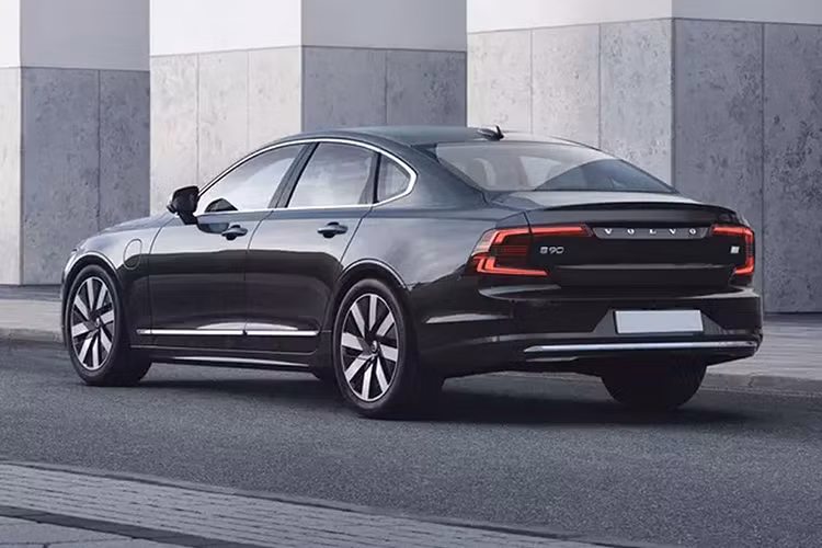 Tại thị trường quốc tế, Volvo S90L Recharge Ultimate sử dụng kết hợp giữa động cơ xăng 2.0L và mô-tơ điện đi kèm hộp số 8 cấp. Tổng công suất toàn hệ thống truyền động là 407 mã lực và lực kéo 640 Nm. Nhờ đó, xe có thể tăng tốc từ 0-100km/h trong 4,8 giây.