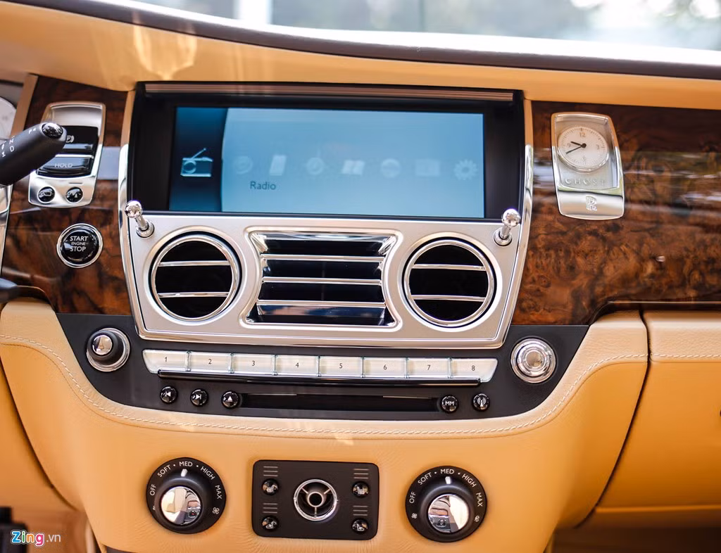 Hệ thống giải trí trên xe bao gồm kết nối Bluetooth không dây với điện thoại thông minh. Màn hình màu LCD hiển thị thông tin giao thông theo thời gian thực, hệ thống phát Wireless, âm thanh 600 watt, bộ khuếch đại 10 kênh, 16 loa, ổ cứng 12,5 GB. Hệ thống GPS kích hoạt bằng giọng nói.