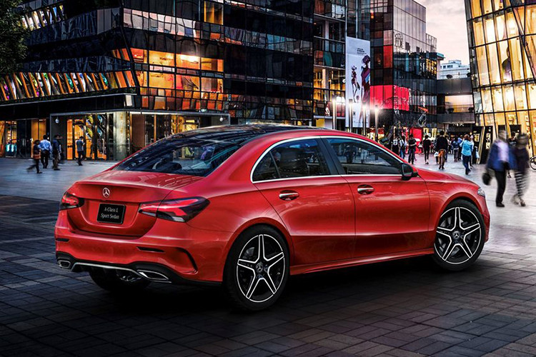 Thêm vào đó là gói Multimedia có giá 1.550 USD và bổ sung tính năng định vị thực tế ảo cho Mercedes-Benz A-Class Sedan 2019. Riêng gói Driver Assistance trị giá 2.250 USD sẽ cung cấp thêm những trang bị an toàn cho mẫu sedan hạng sang này như kiểm soát hành trình thích ứng, hỗ trợ đánh lái, phát hiện điểm mù và cảnh báo thay đổi làn đường.