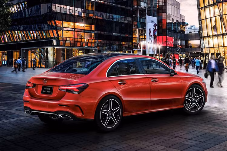 Thêm vào đó là gói Multimedia có giá 1.550 USD và bổ sung tính năng định vị thực tế ảo cho Mercedes-Benz A-Class Sedan 2019. Riêng gói Driver Assistance trị giá 2.250 USD sẽ cung cấp thêm những trang bị an toàn cho mẫu sedan hạng sang này như kiểm soát hành trình thích ứng, hỗ trợ đánh lái, phát hiện điểm mù và cảnh báo thay đổi làn đường.