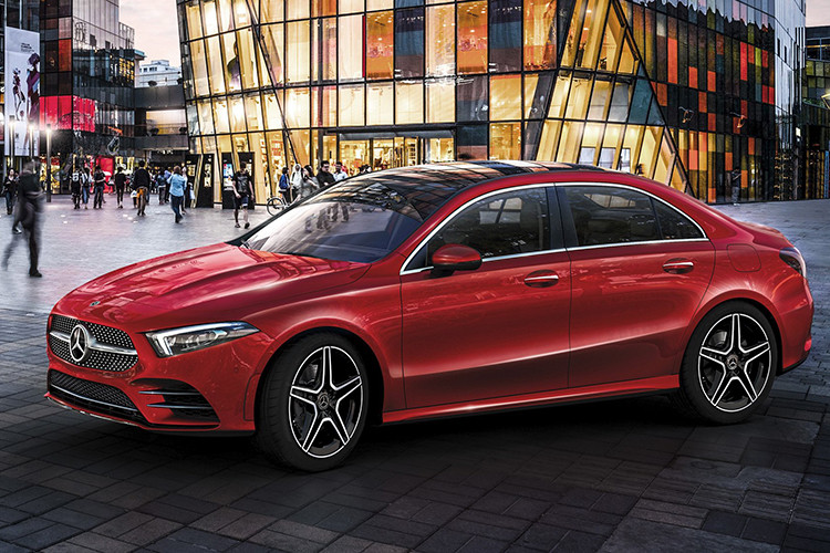 Những trang bị tùy chọn riêng lẻ khác của Mercedes-Benz A-Class Sedan 2019 gồm có vô lăng sưởi (250 USD), hệ thống giảm chấn thích ứng (850 USD), màn hình hiển thị thông tin trên kính chắn gió (990 USD), hệ thống âm thanh Burmester nâng cấp (850 USD) và hệ thống đèn viền nội thất 64 màu (310 USD).