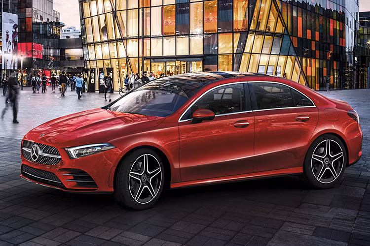 Những trang bị tùy chọn riêng lẻ khác của Mercedes-Benz A-Class Sedan 2019 gồm có vô lăng sưởi (250 USD), hệ thống giảm chấn thích ứng (850 USD), màn hình hiển thị thông tin trên kính chắn gió (990 USD), hệ thống âm thanh Burmester nâng cấp (850 USD) và hệ thống đèn viền nội thất 64 màu (310 USD).