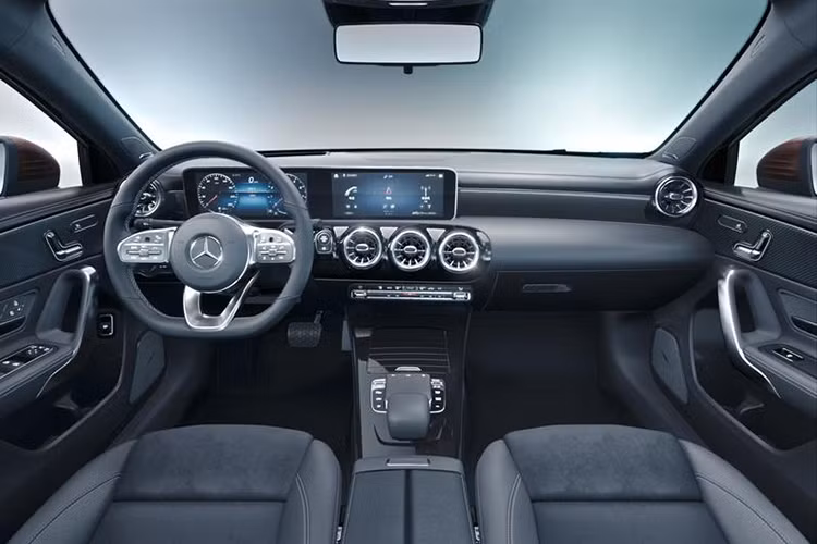 Nếu muốn sở hữu Mercedes-Benz A-Class Sedan 2019 dẫn động 4 bánh toàn thời gian AWD, khách hàng Mỹ cần chi thêm số tiền 2.000 USD. Ngoài ra, mẫu sedan nhỏ xinh này còn có nhiều trang bị tùy chọn khác như gói AMG Line có giá từ 2.600 - 2.900 USD, bổ sung nhiều chi tiết nội - ngoại thất thể thao hơn, bộ vành cỡ lớn hơn và hệ thống treo cải tiến.