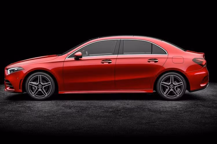 Theo đó, giá Mercedes-Benz A-Class Sedan 2019 khởi điểm từ 33.495 USD (khoảng 777 triệu đồng). So với đàn anh CLA-Class, Mercedes-Benz A-Class Sedan 2019 rẻ hơn khoảng 600 USD. Đồng thời, A-Class Sedan 2019 cũng là mẫu xe Mercedes-Benz rẻ nhất mà bạn có thể mua tại thị trường Mỹ hiện nay.
