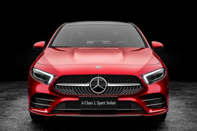 Với giá bán được xem là khá "mềm" này, mẫu xe A-Class Sedan 2019 được kỳ vọng sẽ có thêm khách hàng mới tới thương hiệu ngôi sao 3 cánh. Theo hãng xe sang Mercedes-Benz, hơn 50% những người mua CLA-Class đều là khách hàng lần đầu tiên đến với thương hiệu này.