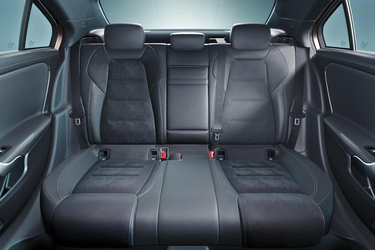 Trong khi đó, ghế bọc da của Mercedes-Benz A-Class Sedan 2019 có giá 1.450 USD. Con số tương ứng của ghế trước sưởi/thông khí là 1.030 USD. Với những người thích nội thất công nghệ cao hơn, hãng Mercedes-Benz sẵn sàng đáp ứng với gói Premium trị giá 1.550 USD, bao gồm 2 màn hình 10,3 inch.