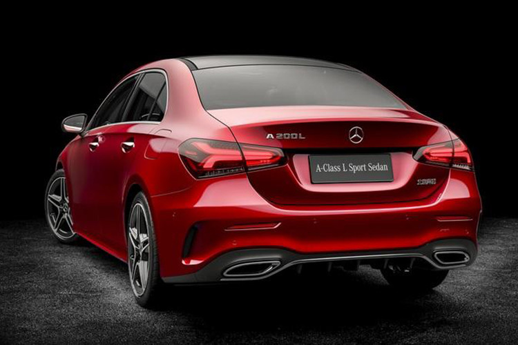 Dù có giá "mềm" nhưng Mercedes-Benz A-Class Sedan 2019 không hề thiếu những trang bị tiêu chuẩn "ngon lành". Theo đó, Mercedes-Benz A-Class Sedan 2019 tại thị trường Mỹ được trang bị cửa sổ trời toàn cảnh Panorama, đèn pha/đèn hậu LED, điều hòa tự động 2 vùng, ghế trước chỉnh điện, 2 màn hình 7 inch ở bảng đồng hồ và cho hệ thống thông tin giải trí cũng như hệ thống phanh khẩn cấp tự động.