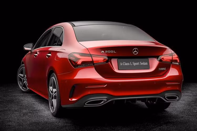 Dù có giá "mềm" nhưng Mercedes-Benz A-Class Sedan 2019 không hề thiếu những trang bị tiêu chuẩn "ngon lành". Theo đó, Mercedes-Benz A-Class Sedan 2019 tại thị trường Mỹ được trang bị cửa sổ trời toàn cảnh Panorama, đèn pha/đèn hậu LED, điều hòa tự động 2 vùng, ghế trước chỉnh điện, 2 màn hình 7 inch ở bảng đồng hồ và cho hệ thống thông tin giải trí cũng như hệ thống phanh khẩn cấp tự động.