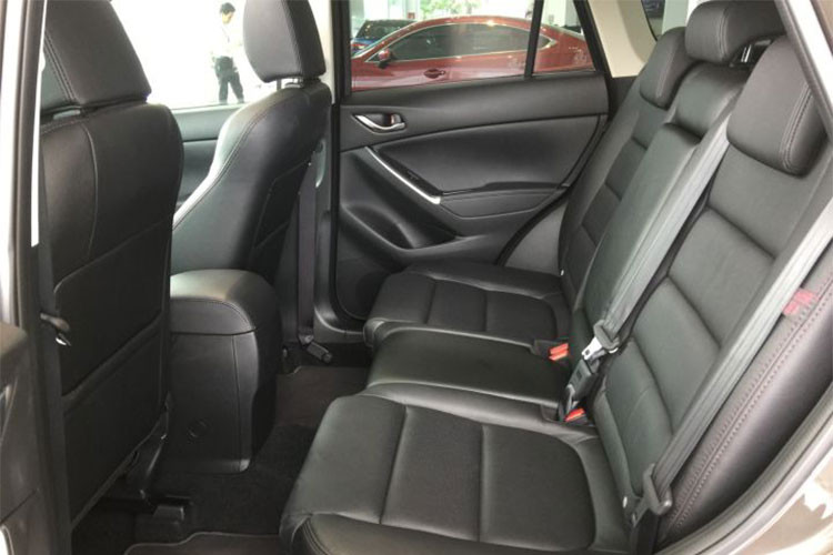 Yếu điểm của mẫu xe Mazda CX-5 2018 mới nằm ở vấn đề chỉ có 2 hàng ghế, trong khi các đối thủ như Honda CR-V, Nissan X-Trail và Mitsubishi Outlander đều có thêm hàng ghế thứ 3, bố trí dạng 5+2. Bù lại, Mazda CX-5 mới được trang bị đầy đủ các trang bị tiện nghi, hệ thống giải trí với âm thanh loa Bose 10 loa và tính năng Mazda Connect kết nối với smartphone...