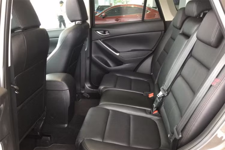 Yếu điểm của mẫu xe Mazda CX-5 2018 mới nằm ở vấn đề chỉ có 2 hàng ghế, trong khi các đối thủ như Honda CR-V, Nissan X-Trail và Mitsubishi Outlander đều có thêm hàng ghế thứ 3, bố trí dạng 5+2. Bù lại, Mazda CX-5 mới được trang bị đầy đủ các trang bị tiện nghi, hệ thống giải trí với âm thanh loa Bose 10 loa và tính năng Mazda Connect kết nối với smartphone...