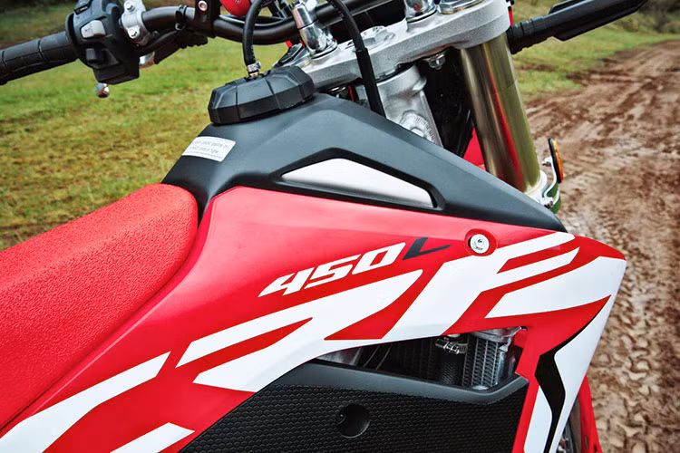 Bình xăng của cào cào Honda CRF450L được làm bằng titan, dung tích 7,6 lít. Kết nước tản nhiệt, ắc-quy Li-ion và cuộn điện của xe được thay mới hoàn toàn nhằm cung đảm bảo khả năng tản nhiệt cũng như cung cấp điện cho xe. Cũng vì các trang bị này mà trọng lượng của xe bị đẩy lên 131 kg, khá nặng so với một chiếc Enduro chuyên nghiệp.