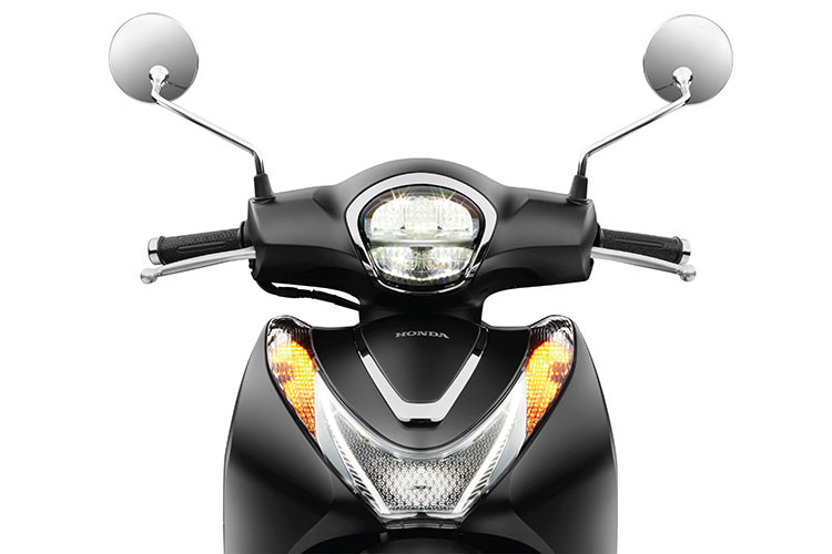 Phiên bản Honda Sh mode 125cc đặc biệt mới sở hữu lớp phủ sơn mờ trên nền xe đen và xám chủ đạo. Sắc xe đen đem lại nét bí ẩn thu hút, nổi bật phong thái mạnh mẽ, sang trọng tuyệt đối cho các quý ông lịch lãm và cả những cô nàng cá tính.