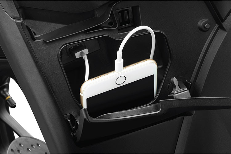 Sự bí ẩn của những tông màu đậm kết hợp với logo vàng ánh kim nổi bật, như một lời tuyên bố mạnh mẽ cho cá tính và dấu ấn cá nhân đậm nét. Một số chi tiết được nhấn bằng màu nâu trầm nổi bật thiết kế tổng thể, định hình rõ nét phong cách không thể hòa lẫn của chủ sở hữu.