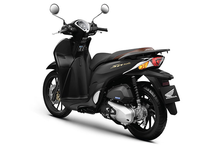 Trên Honda Sh mode 2022 mới, HVN áp dụng chiến lược phiên bản và màu sắc nhằm tập trung hơn vào tính đồng bộ gồm; bản Đặc biệt, Cao cấp và Tiêu chuẩn của mỗi phân khúc. Mỗi phiên bản giờ đây sẽ thể hiện rõ nét hơn dấu ấn của mình qua các chi tiết màu sắc cùng thiết bị tích hợp nhằm giúp khách hàng nhận diện giá trị từng phiên bản một cách rõ ràng.