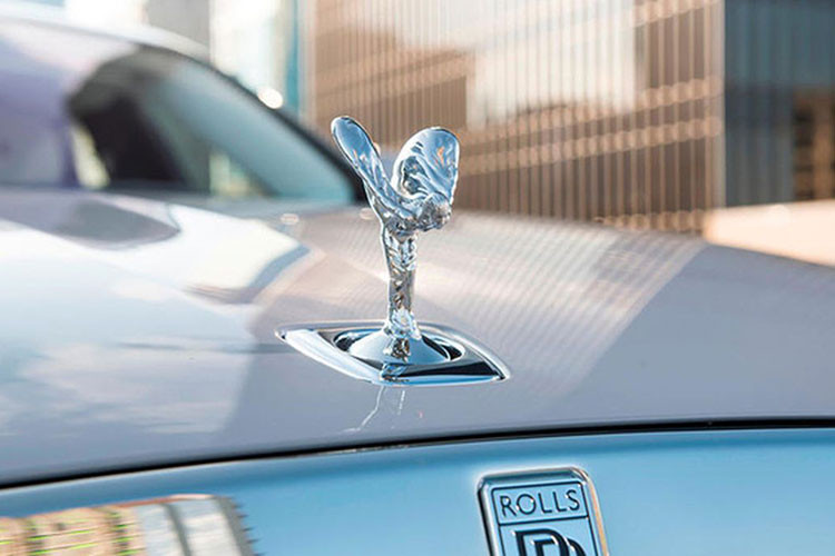 Rolls-Royce bo nhiem giam doc truyen thong toan cau moi-Hinh-2