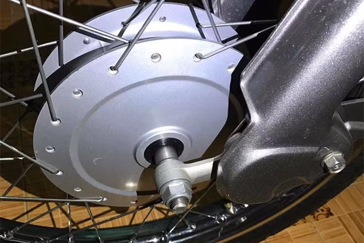 Do thuộc đời cao nên chiếc Super Cub C70 này còn có một số chi tiết nâng cấp đáng giá, chẳng hạn như moay-ơ trước có thêm một thanh ổn định gắn vào gắp trước, hạn chế tình trạng "bổng đầu" và lệch bánh khi phanh gấp ở tốc độ cao, hiện tượng đặc trưng của loại giảm xóc "giò gà" trên Cub.