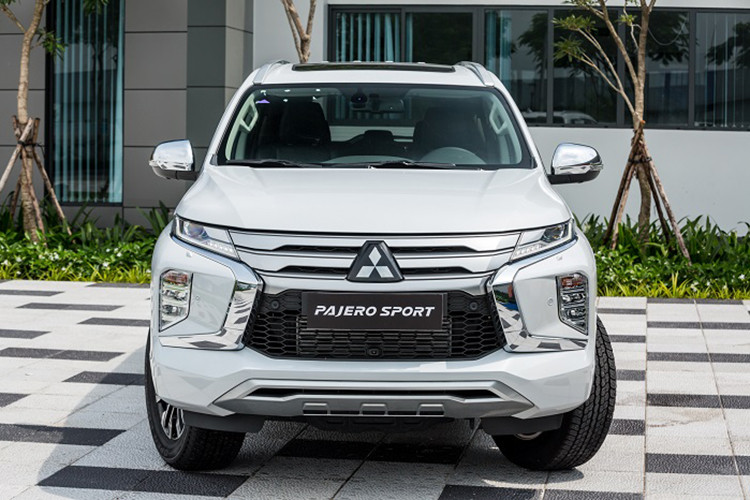 Vị trí tiếp theo gọi tên Mitsubishi Pajero Sport với 1.033 xe chốt đơn thành công, giảm 10,2% theo năm. Mức giảm nhẹ nhất nhóm đã giúp Pajero Sport hoán đổi vị trí cho KIA Sorento, vươn lên đứng thứ 5 toàn đội. Đây cũng có thể được xem là thành công đối với mẫu xe chưa thực sự hút khách Việt như Mitsubishi Pajero Sport.